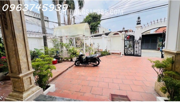 Biệt thự cổ điển, 3 tầng, 245m2, sân rộng ô tô đỗ được, Dĩ An, 8.5 Tỷ